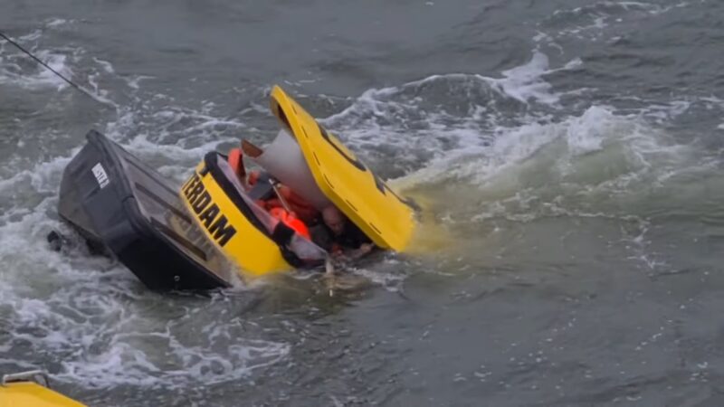 オランダ ロッテルダムの川で船舶衝突事故、沈む船から緊迫の脱出