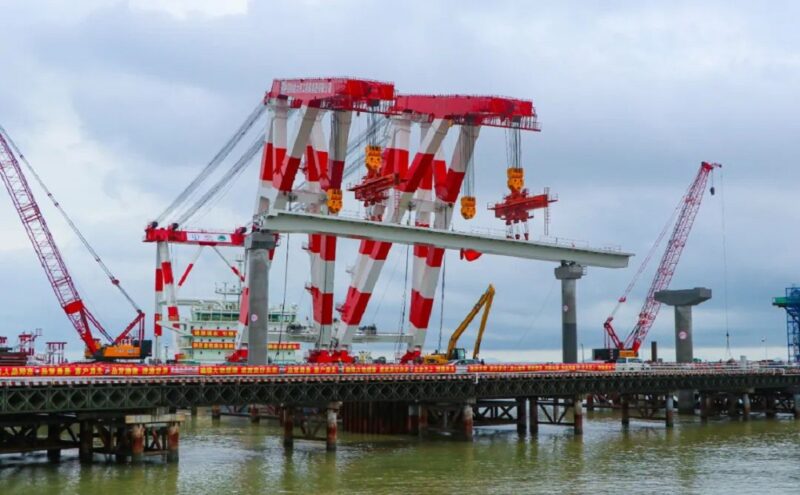 中国の2,200トン吊り低頭起重機船が橋桁の設置を開始