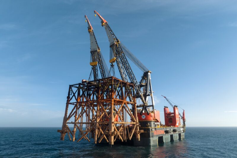 北海のBrae油田で「Sleipnir」が11,000トンのジャケット撤去