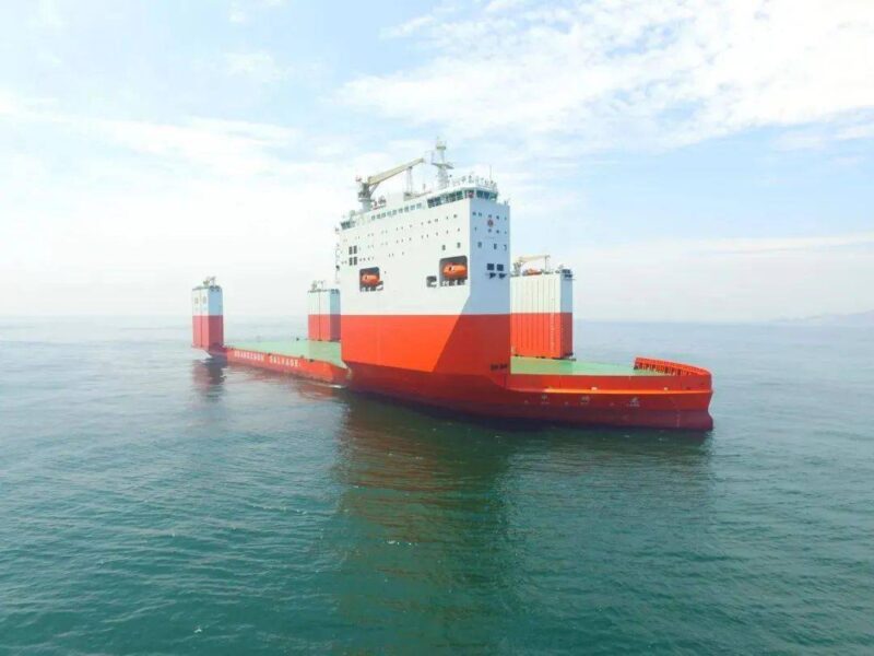 中国で8万トン級の半潜水式運搬船「華瑞龍」が完成