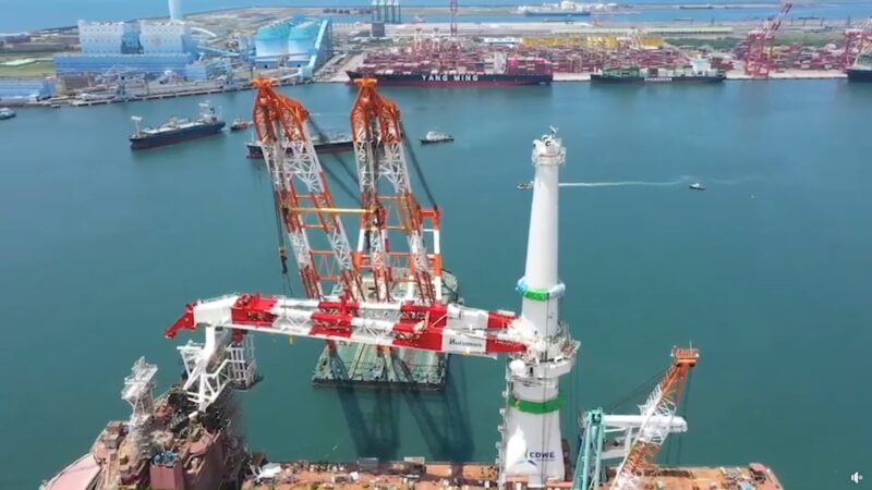 台湾の高雄港で建造中の「GREEN JADE」クレーン設置
