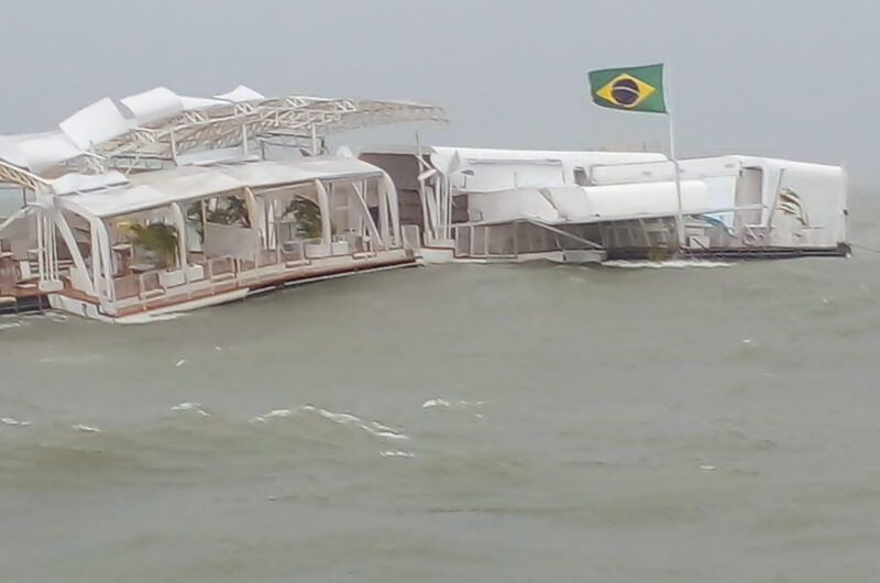 ブラジルでオープン前の水上ナイトクラブが漂流