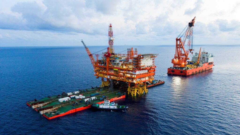 中国でアジア最大規模のfloat-overによる石油プラットフォームトップサイド設置