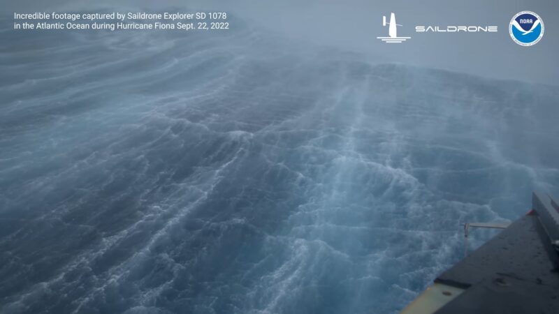 風速40m/s、波高15m以上のハリケーン内部の恐ろしい映像