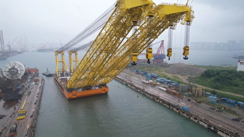 中国で3,500トン吊りジブ固定式の起重機船が完成