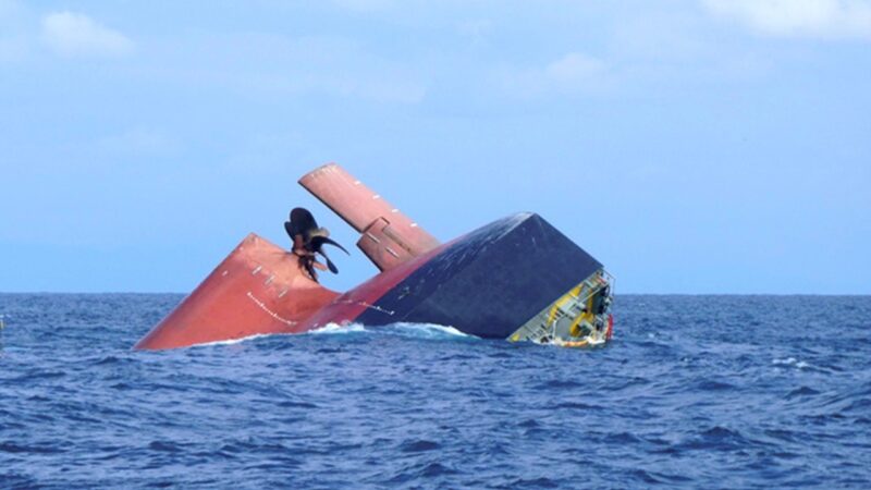 八戸港沖で座礁した貨物船 撤去予定の船尾部分が消えた！？
