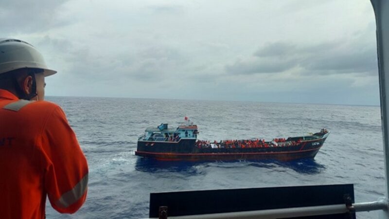 日本郵船が運航する自動車運搬船が遭難者303人を救助