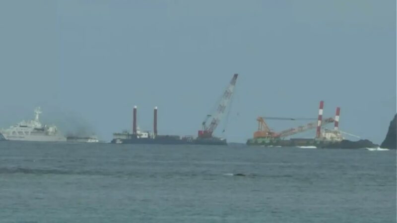 奄美大島沖で座礁したクレーン船「第八瑞穂丸」の燃料油抜き取り完了