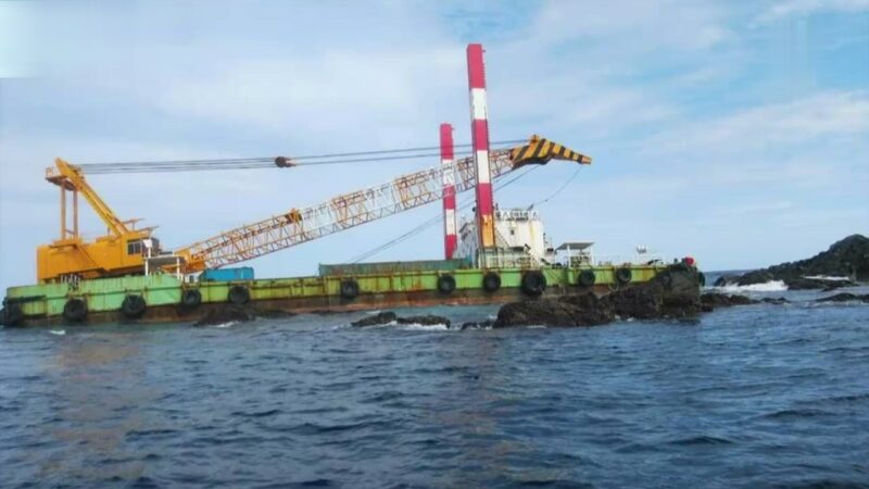事故から1週間経過 奄美大島沖で座礁したままのクレーン船