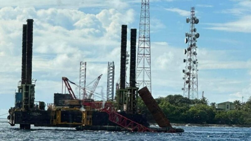 モルディブで基礎杭を吊り上げたSEP船のクレーンジブが倒壊