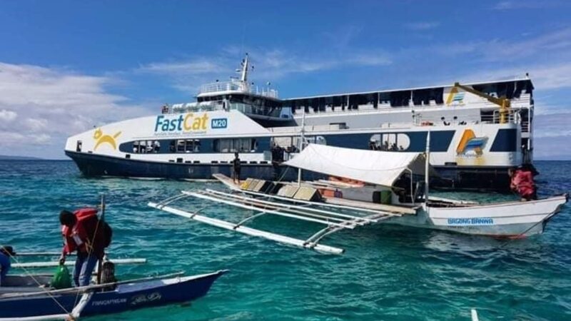 フィリピンで289人の乗客を乗せたフェリーが座礁