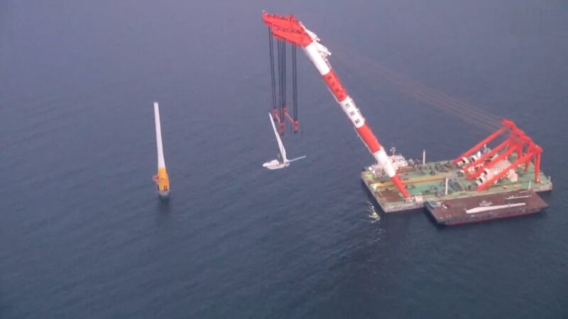 五島市沖洋上風力で1基目の浮体式洋上風車の設置