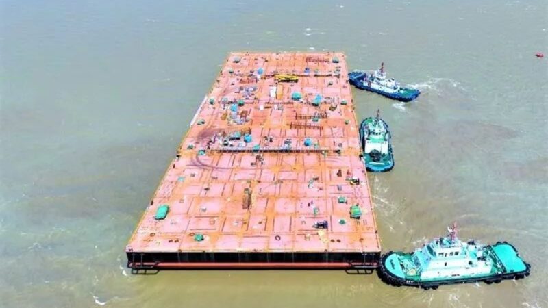 中国で建造している全長164mの半潜水式バージが進水