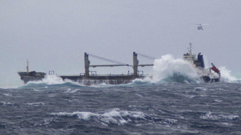 沖縄の竹富島沖で貨物船が強風で座礁 中国の乗組員19人を全員救助