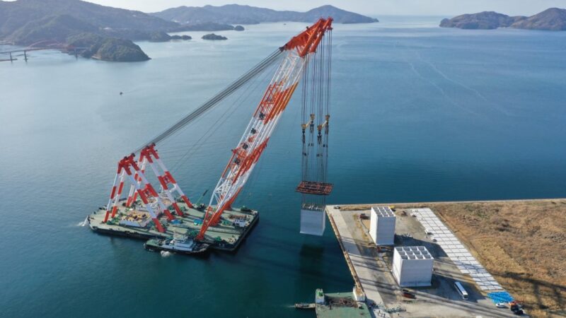 日本最大の起重機船「海翔」徳山下松港で2千トンのケーソン設置