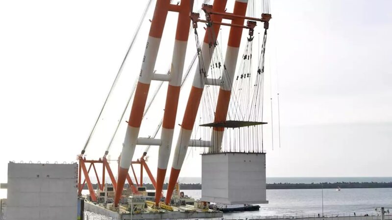 重量3,100トン 高知新港で「第50吉田号」によるケーソン設置