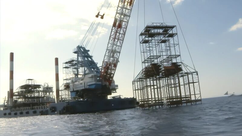 淡路島の沖に高さ20メートルの淡路瓦を使用した超高層型魚礁を設置