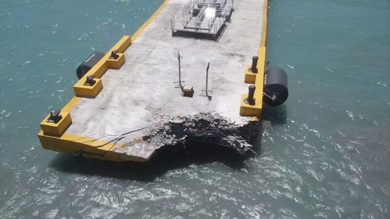ドミニカ共和国で桟橋に激突した貨物船 船名が事故を招いた？