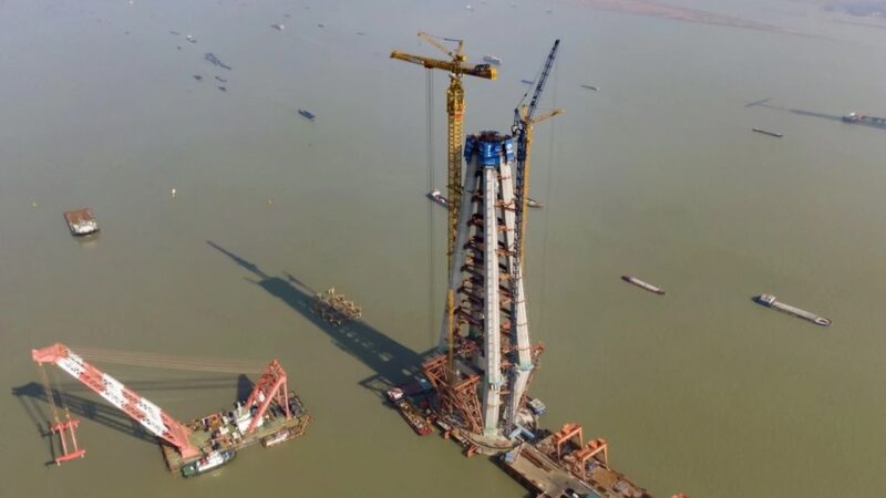 中国で常泰長江大橋の主塔建設に世界最大のタワークレーンを使用