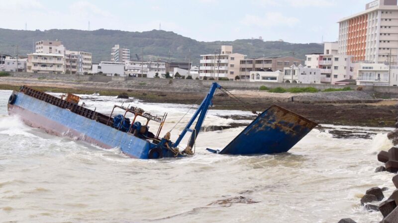 沖縄で台船が漂流 漁港近くの岩場に半分沈んだ状態で座礁