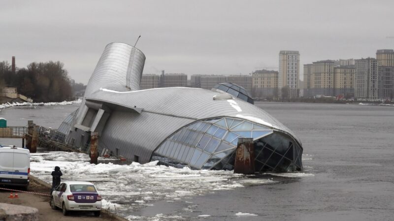 ロシアの川でクジラのような水上レストランが半分沈没