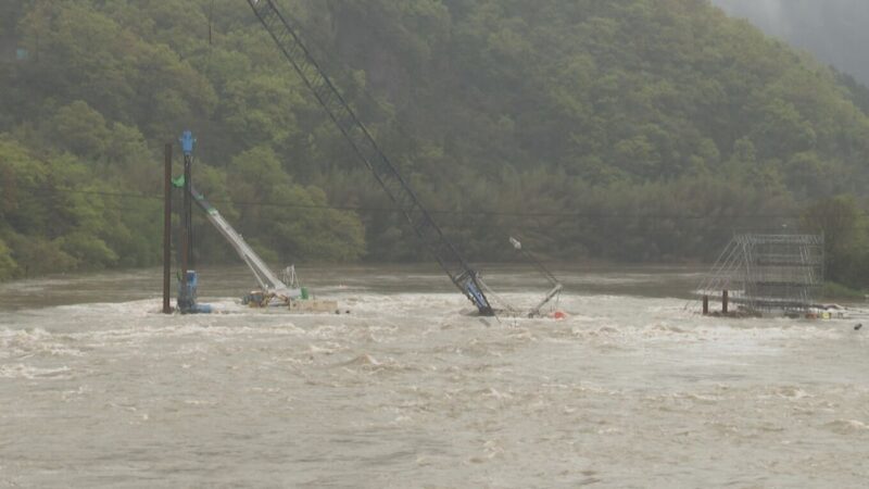 愛媛県の肱川で川の増水によりクレーンなどの重機4台が水没