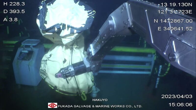フィリピン沖で作業する「新日丸」のROVが海底で油漏れの処理