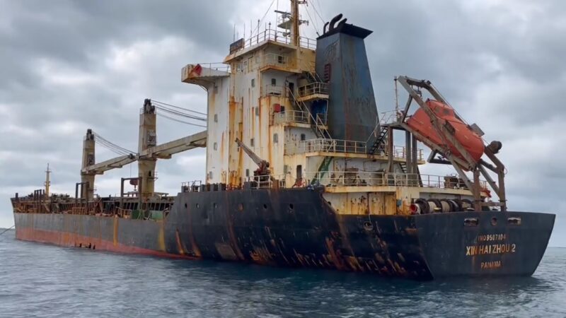 石垣島沖に座礁したままの貨物船 積荷流出で国内最大サンゴ礁が被害