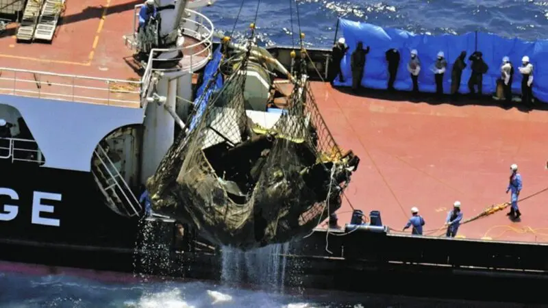 陸自ヘリ事故 引き揚げた機体からフライトレコーダー回収