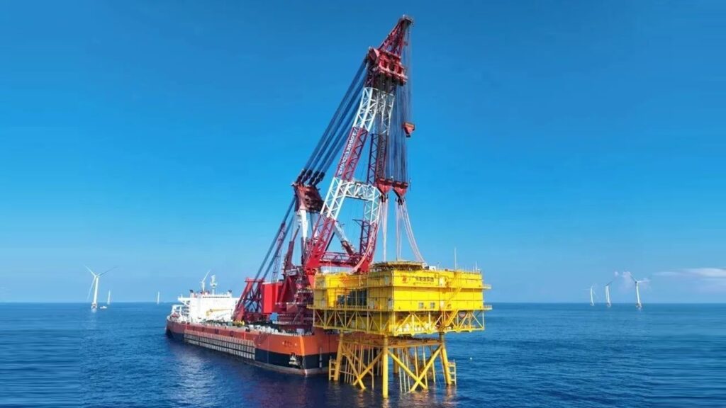 アジア最大のクレーン船「振華30」による洋上変電所設置