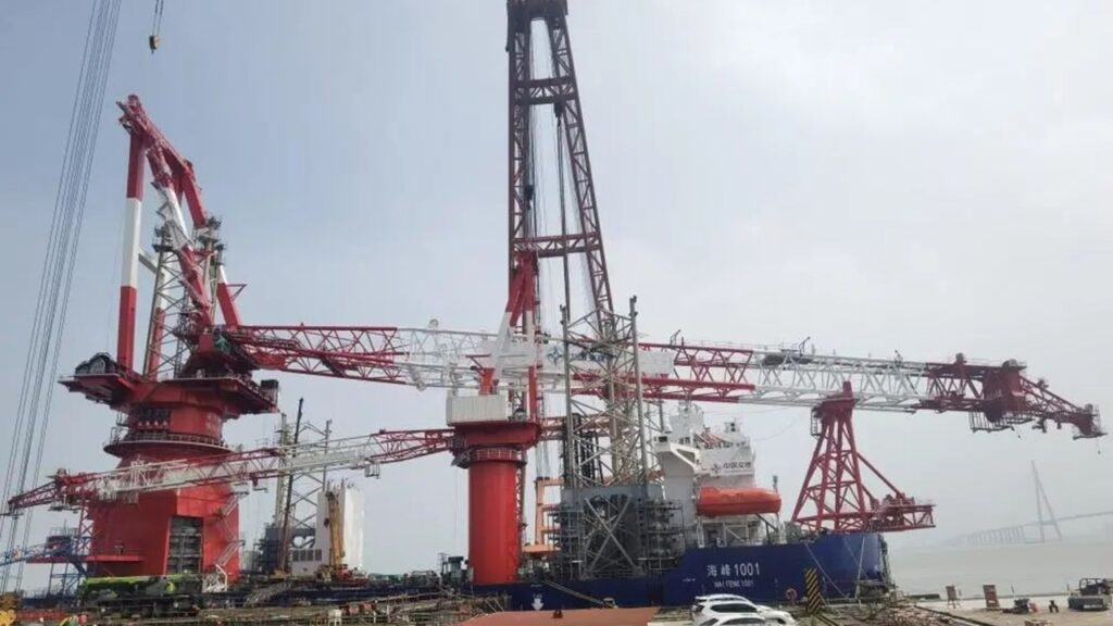 2,500トン吊りSEP船「海峰1001」メインクレーン搭載