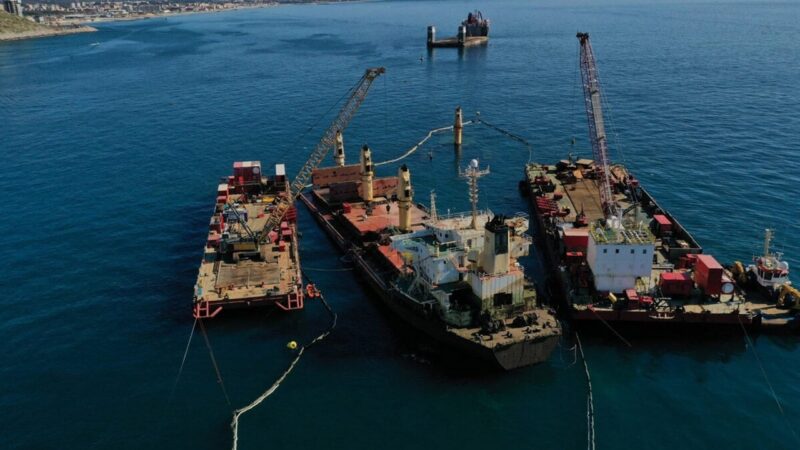 ジブラルタル沖の貨物船「OS 35」船尾ブロックの浮上に成功