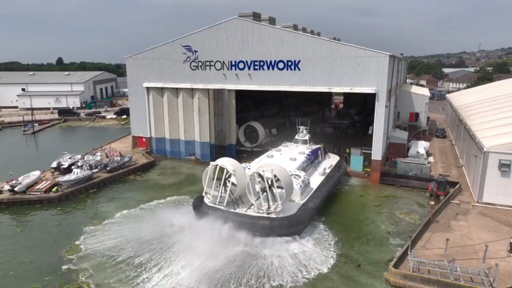 大分で運航予定のホーバークラフト1隻目がついに進水！海上公試へ
