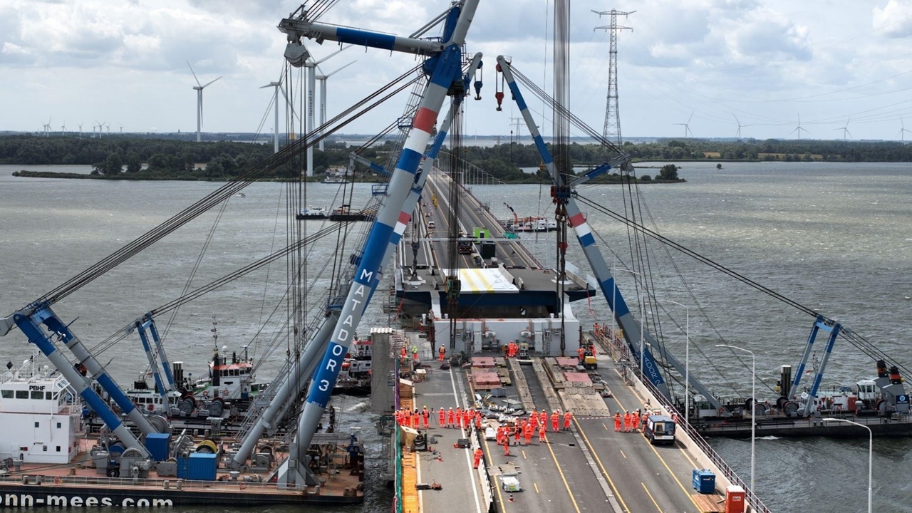 全長57m、重量2,050トンの橋桁を3隻のクレーン船で設置