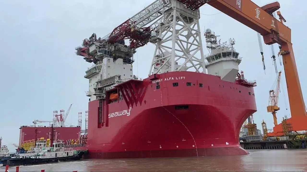 3,000トン吊りクレーン搭載の半潜水式クレーン船完成、中国出港