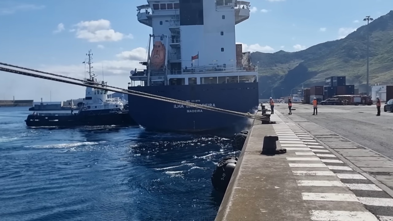 北大西洋のマデイラ島でコンテナ船が岸壁に衝突、操船が酷すぎる
