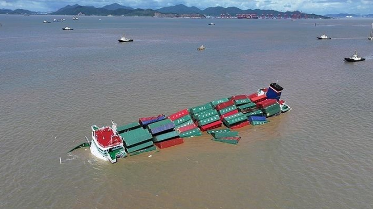 中国の寧波沖で衝突によりコンテナ船水没、コンテナ40個以上流出