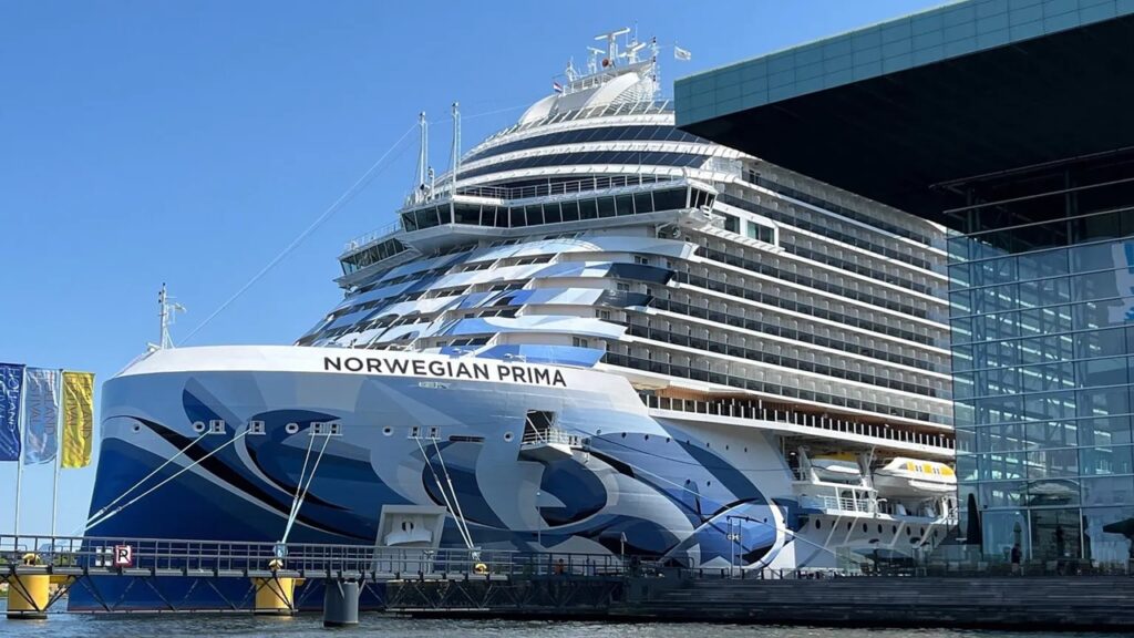 ベルギーで強風により大型クルーズ船の係留ライン破断、渡橋落下