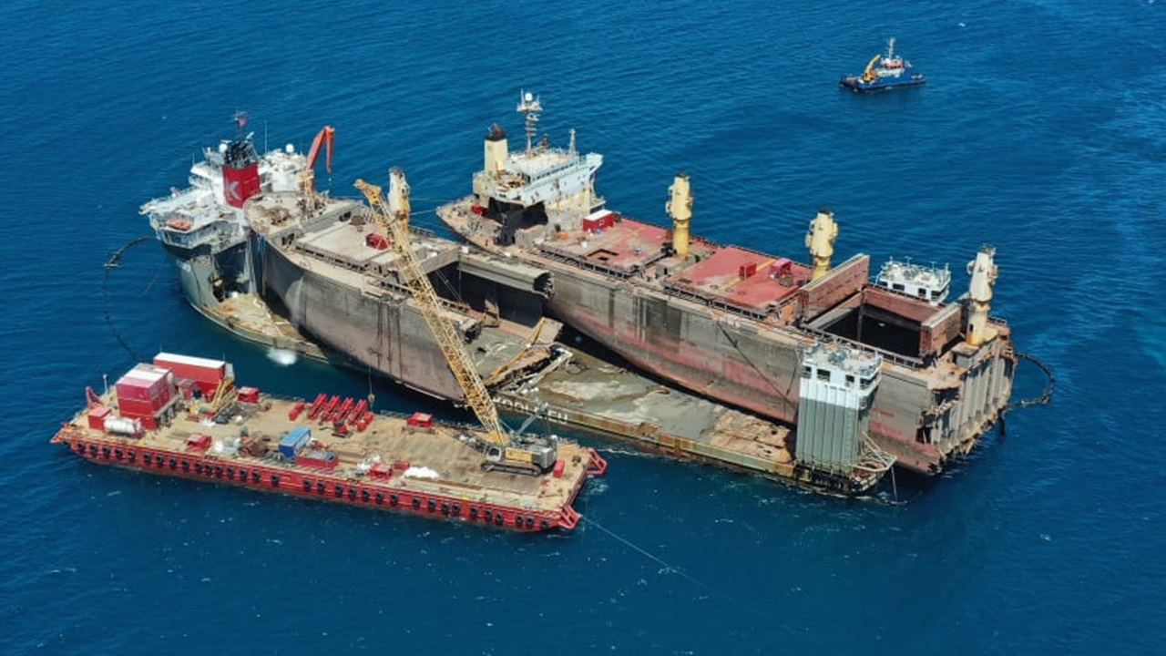 ジブラルタル沖の貨物船「OS 35」半潜水式バージへの搭載完了