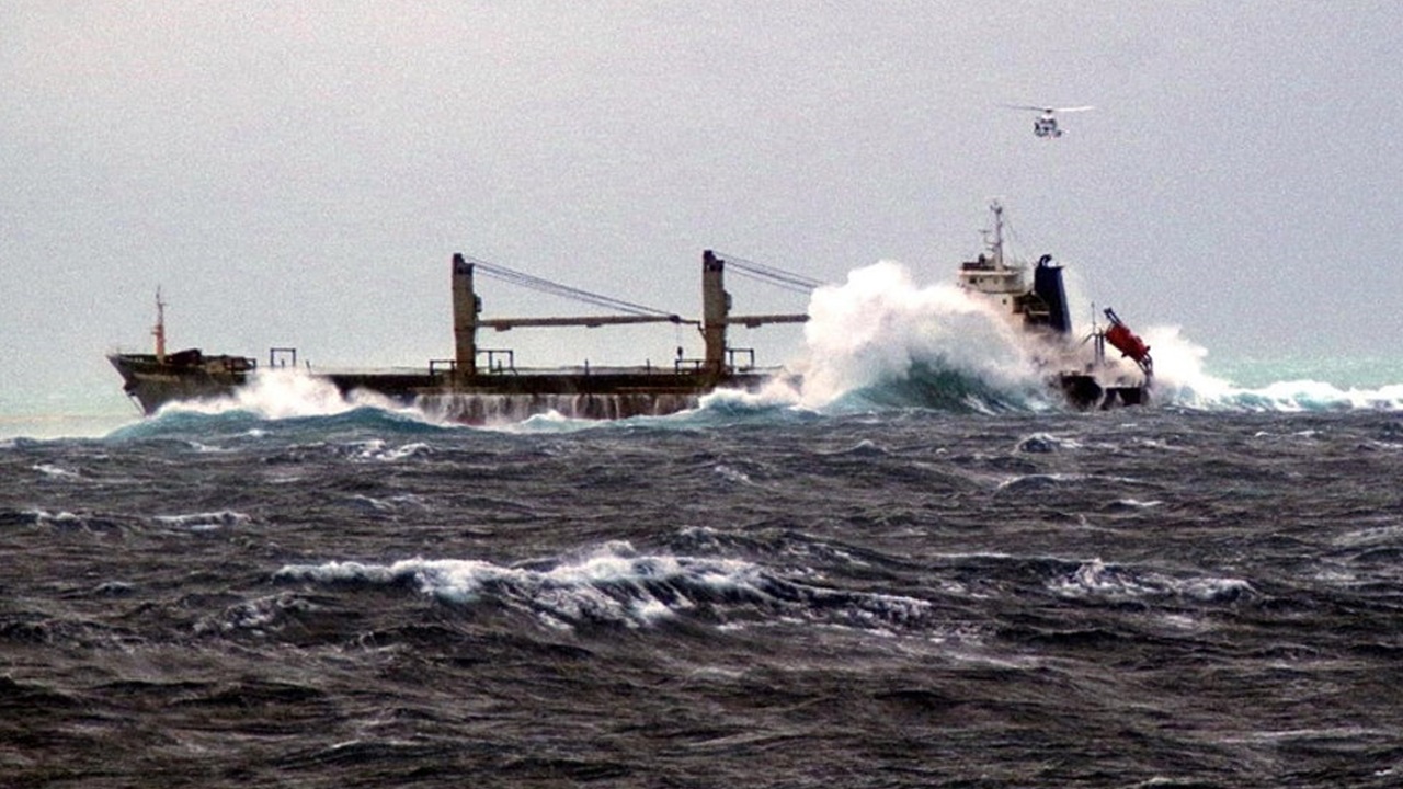 石垣島沖で座礁した全長140mの貨物船撤去開始、来年2月完了予定