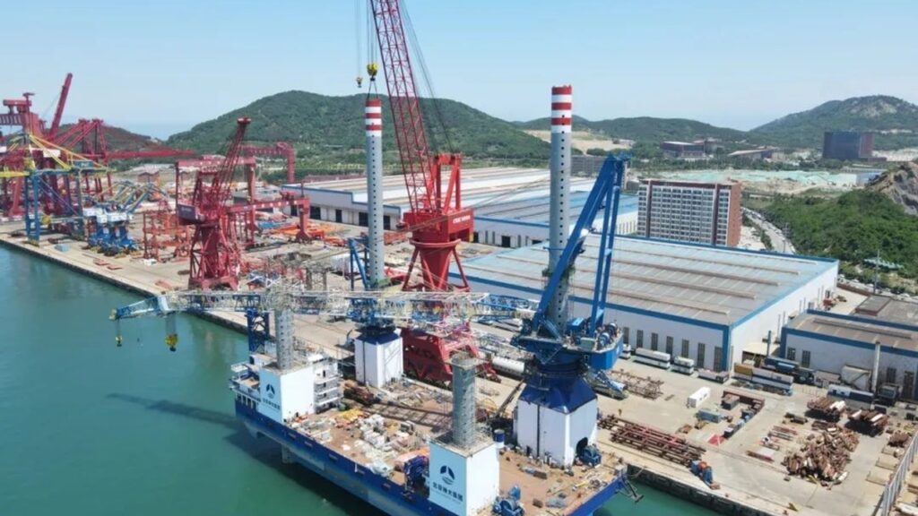 SEP船「华夏金租神大01」メインクレーン搭載完了