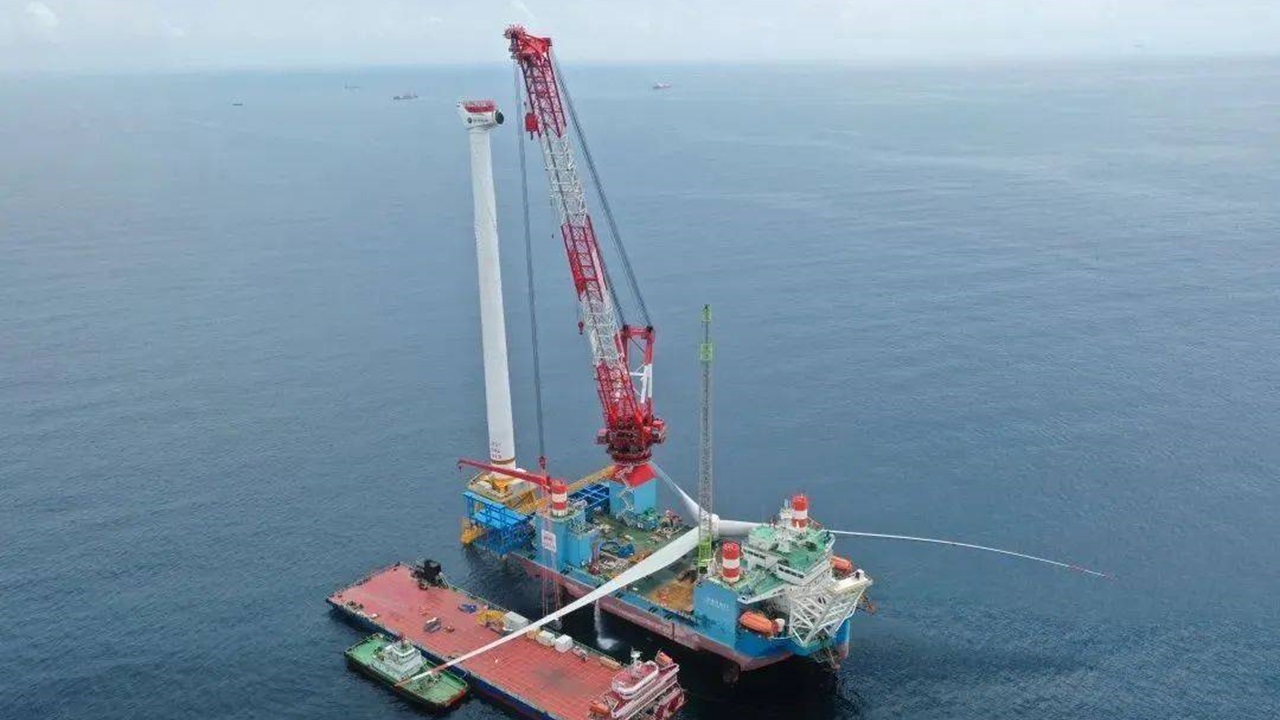 SEP船「铁建风电01」による出力11MW風力タービン設置