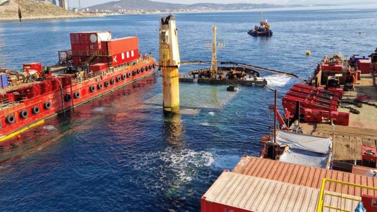 ジブラルタル沖の貨物船「OS 35」船首の浮上作業スタート