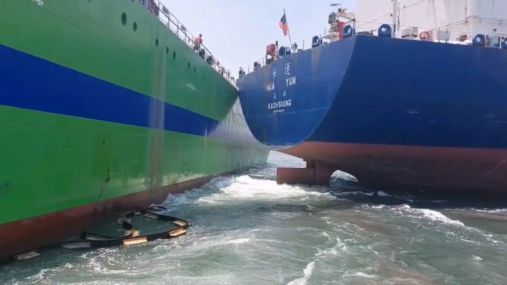 高雄港に停泊中の「Green Jade」にタンカーが衝突