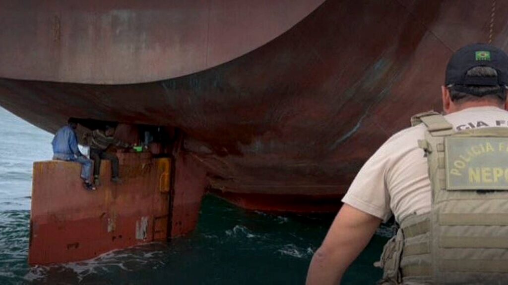 貨物船の舵の上で13日、ナイジェリアからブラジルへ大西洋横断