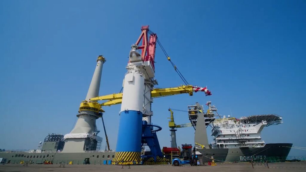 2,600トン吊りのユニークな岸壁クレーン「Skyhook」