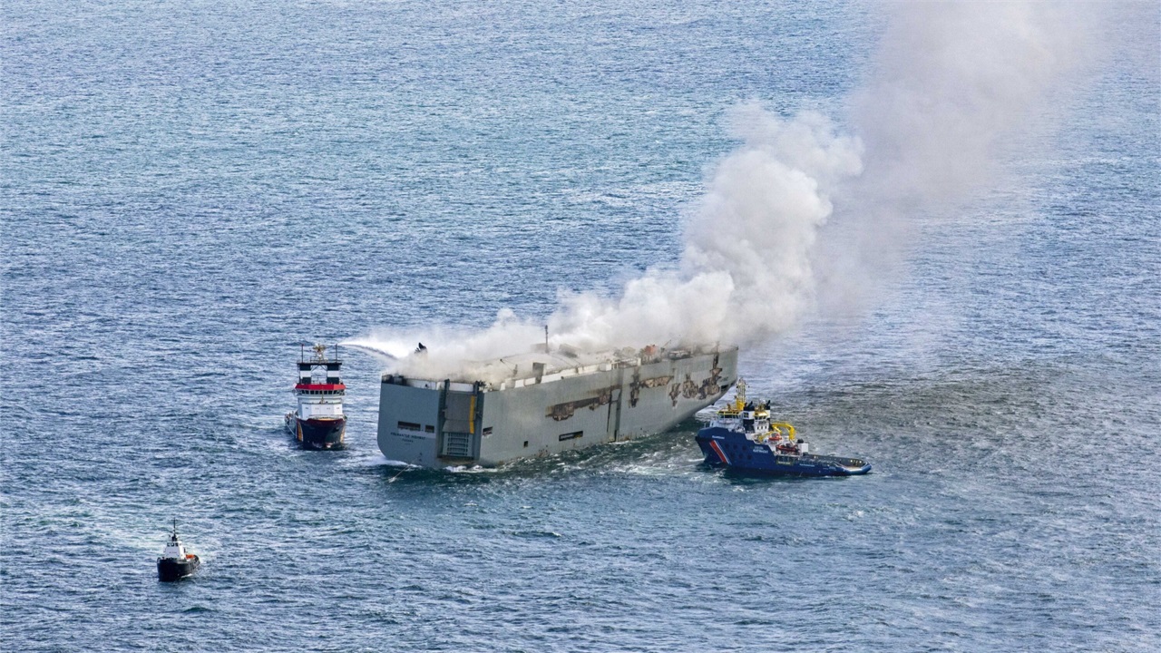 日本企業が所有する自動車運搬船がオランダ沖で火災、沈没の恐れ