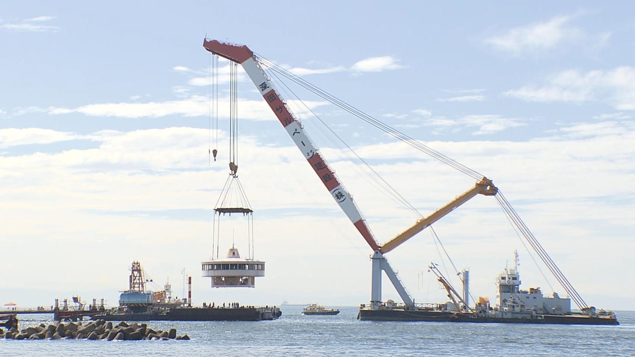 重量300トン、須磨海づり公園の管理塔を起重機船で一括撤去