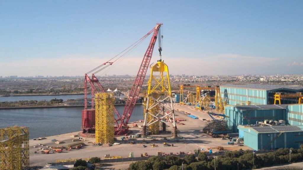 台湾洋上風力のマーシャリングに5,000トンリングクレーンを選択