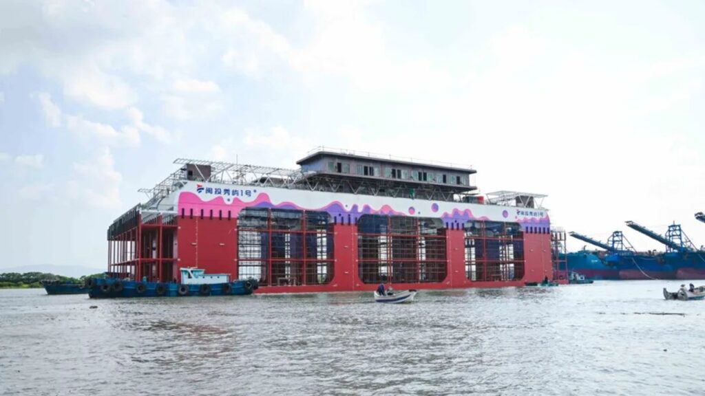 養殖水域6万立方メートル、半潜水養殖観光プラットフォーム進水